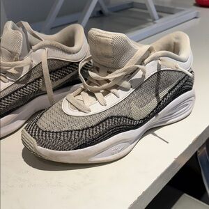 Men’s Nike G.T. Hustle Academy Basketball Sneakers in Black and White size 9.5